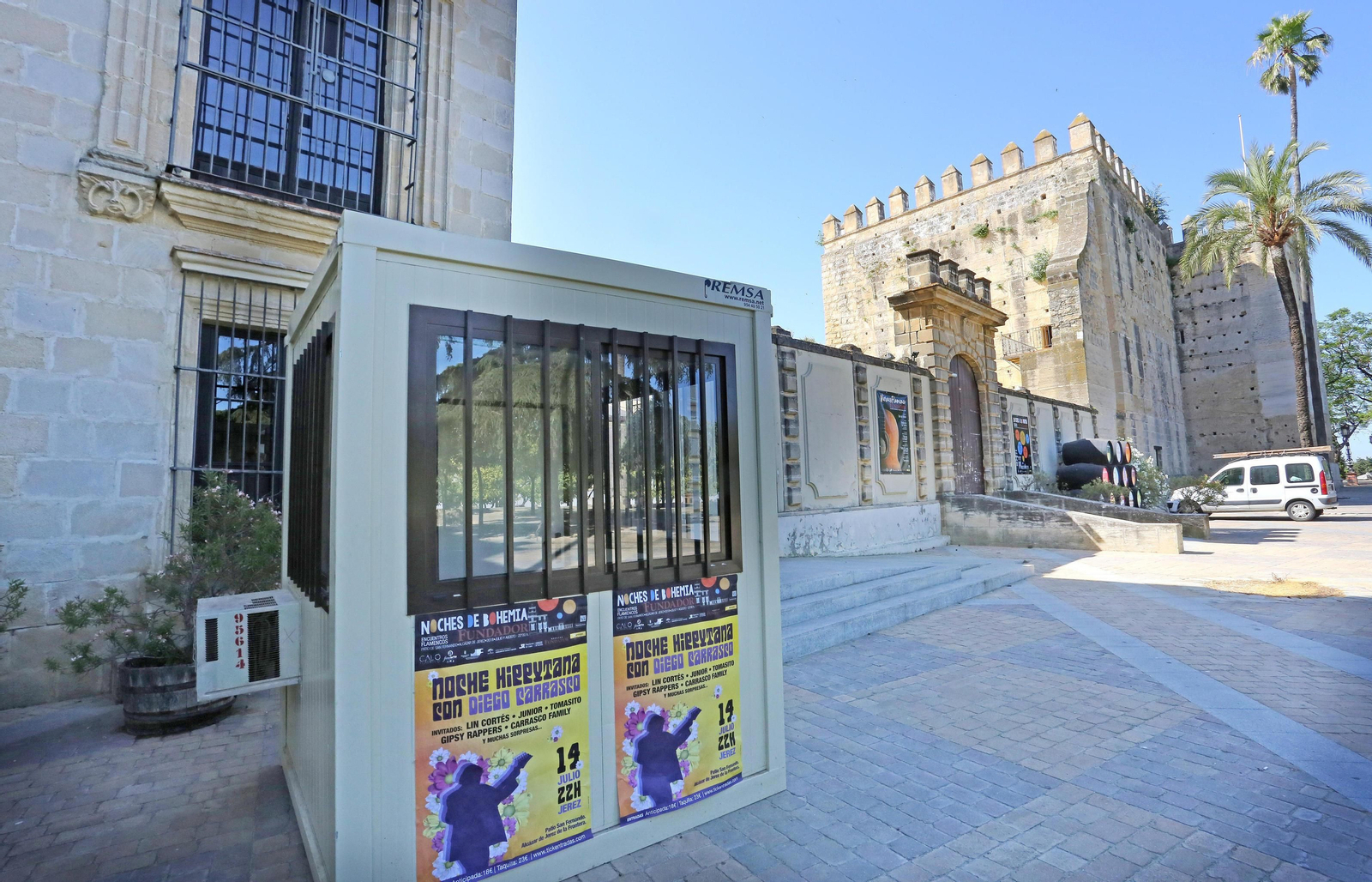 Un turista observa días atrás la zona en la que se celebran los conciertos en el recinto del Alcázar.