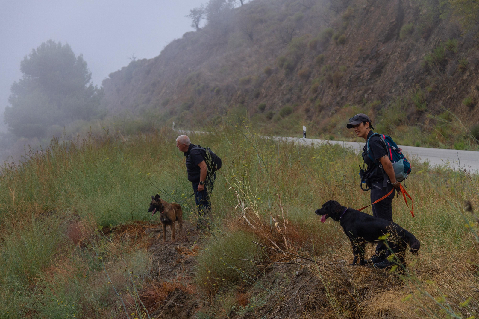 La Unidad Canina de Protección Civil de Motril durante el rastreo