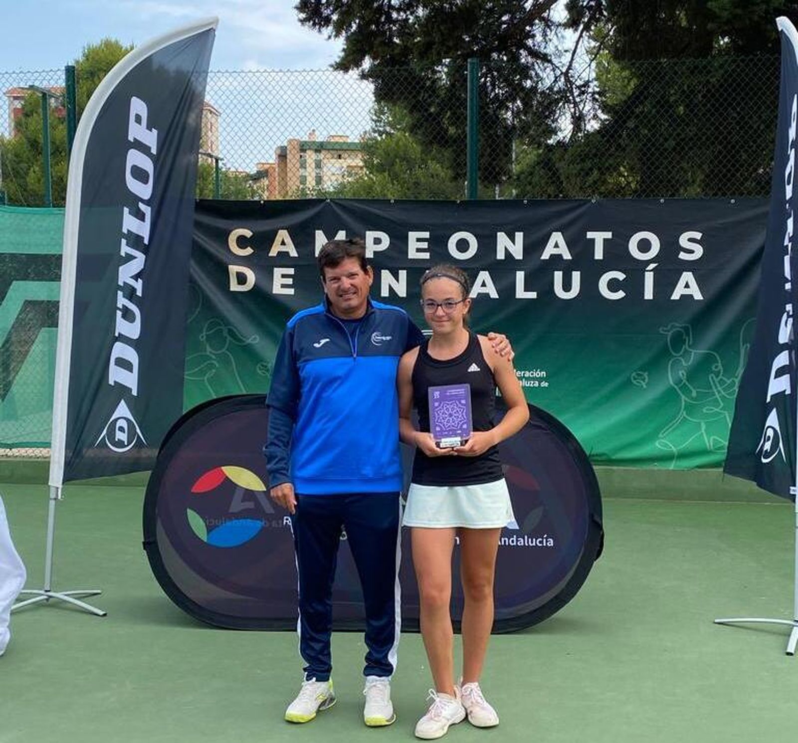 Paula Navarro recibe el trofeo que le acredita como subcampeona de Andalucía Infantil de tenis.