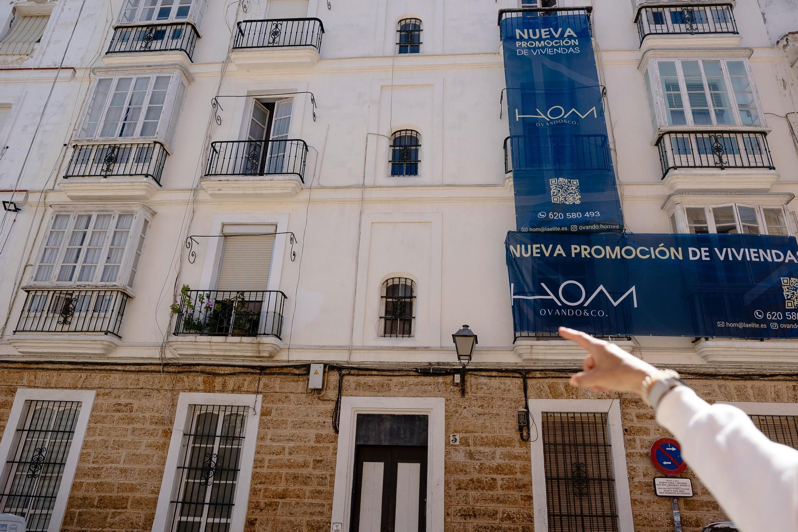 Una de las afectadas señala la finca de Plaza del Falla, 3.