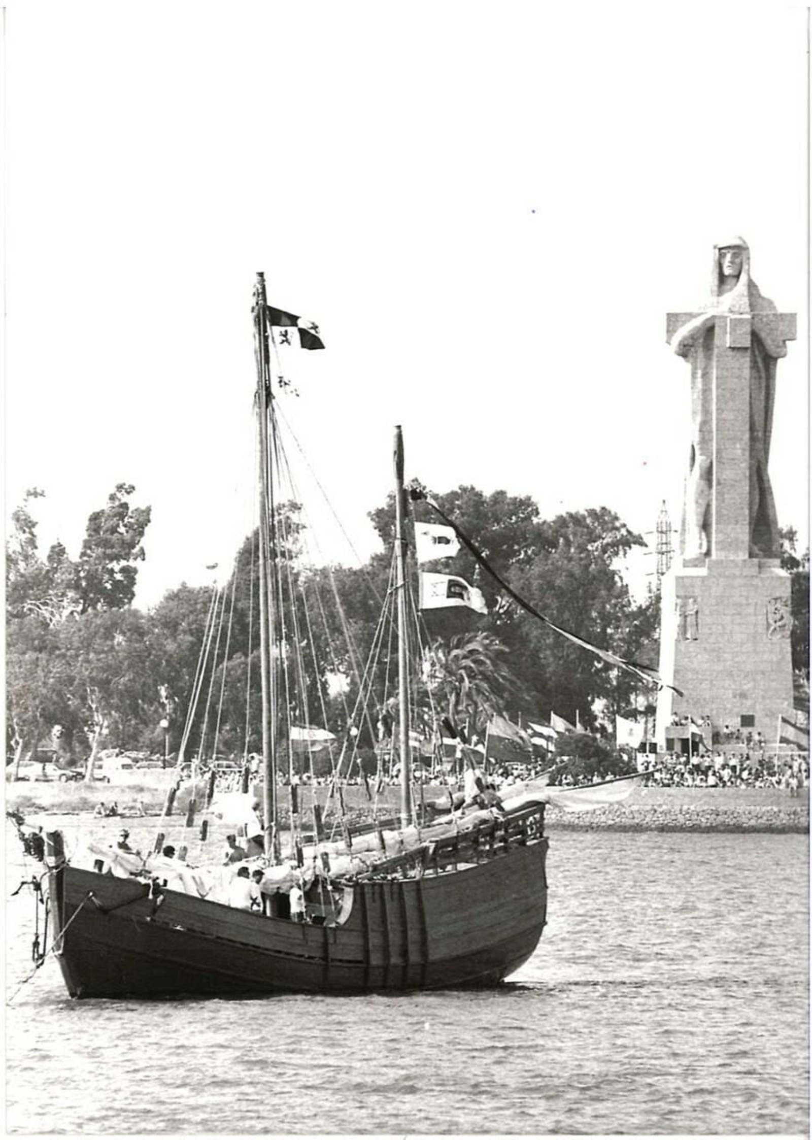 Una réplica de las naves descubridoras ante el Monumento a Colón en la Punta del Sebo. Una réplica de las naves descubridoras ante el Monumento a Colón en la Punta del Sebo.