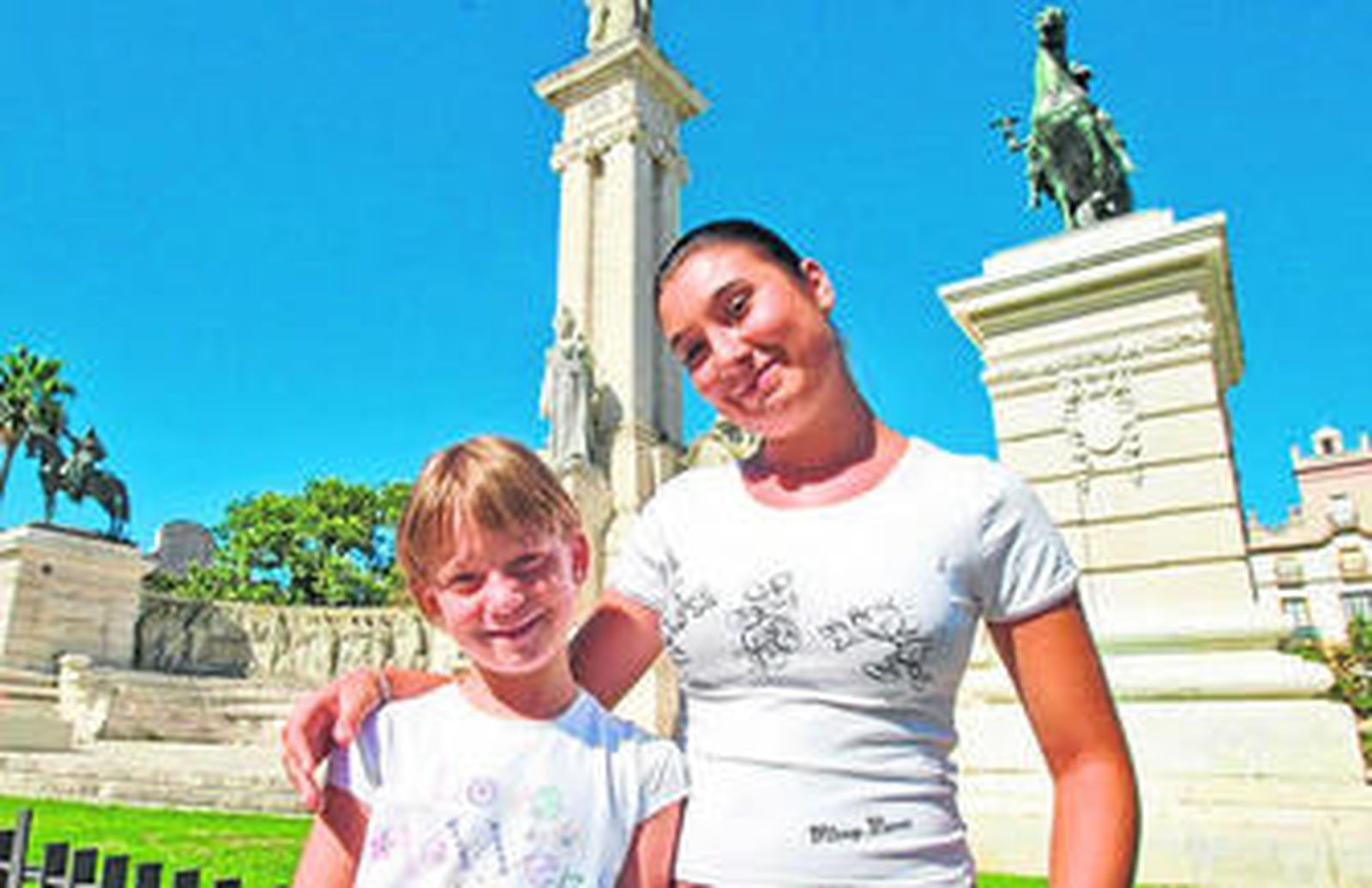 Estas dos bielorrusas posando en el monumento de Las Cortes protagonizan el mes de abril.