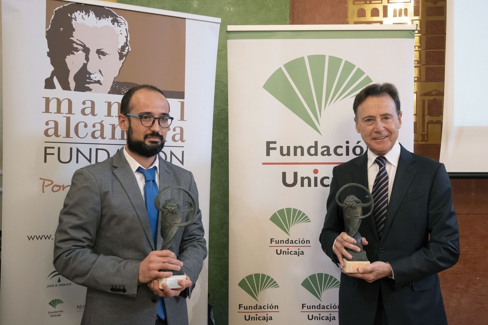 - Los periodistas Matías Prats (d) y José Ignacio Pérez posan con el premio Nacional de Periodismo Deportivo Manuel  Alcántara en 2020