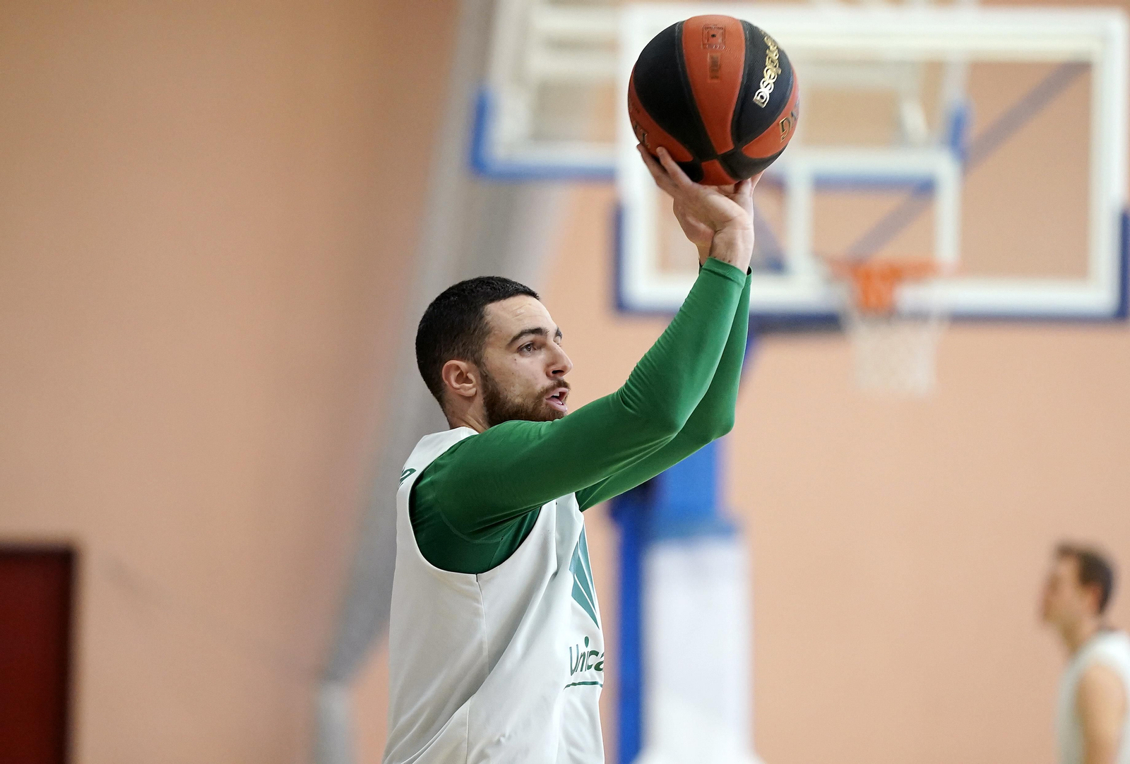 Francis Alonso lanza a canasta en un entrenamiento en la pista auxiliar del Carpena.