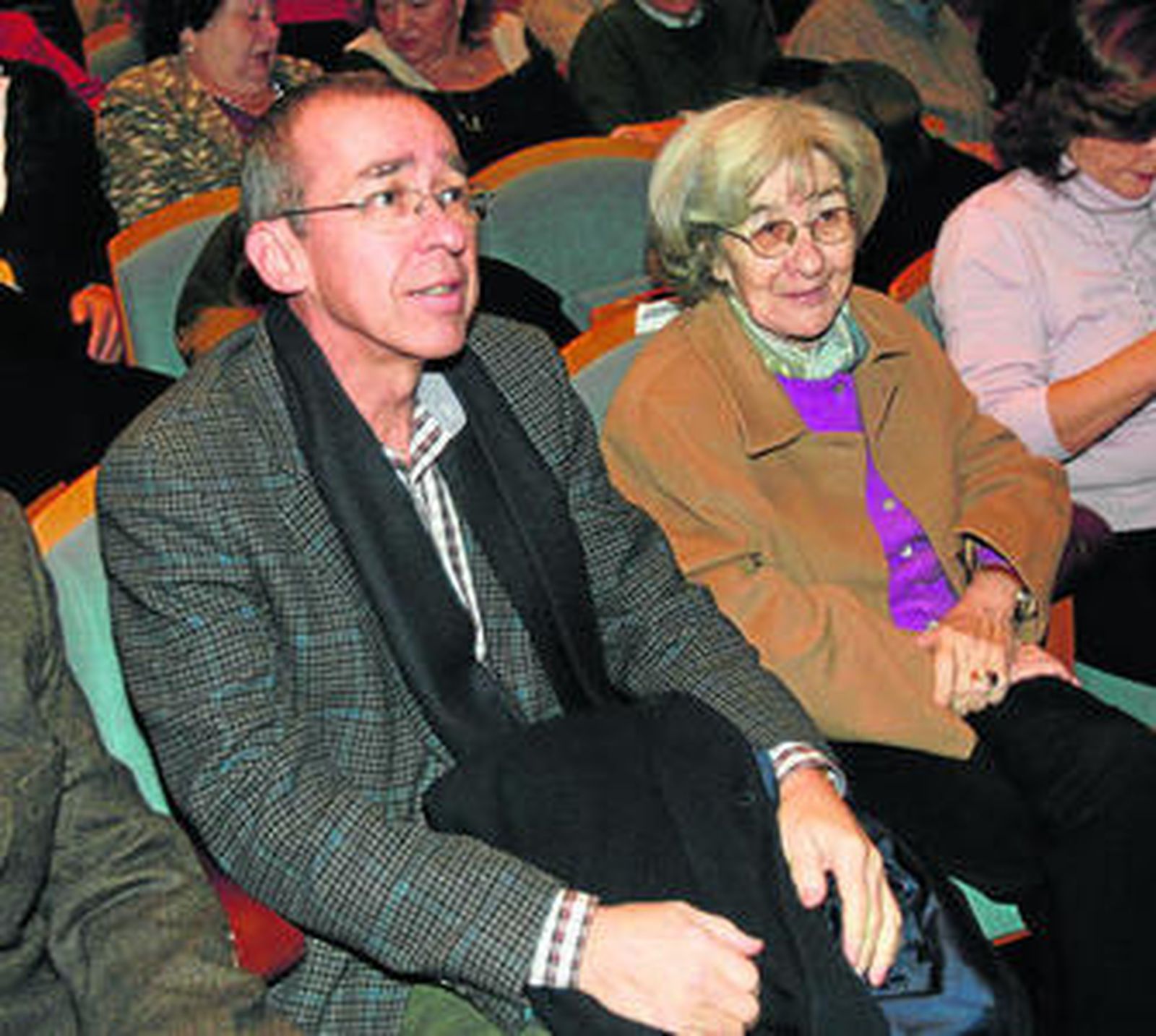 Santiago Carrillo Menéndez, el mayor de los hijos de Carrillo, con Carmen, su viuda, ayer en Sevilla.