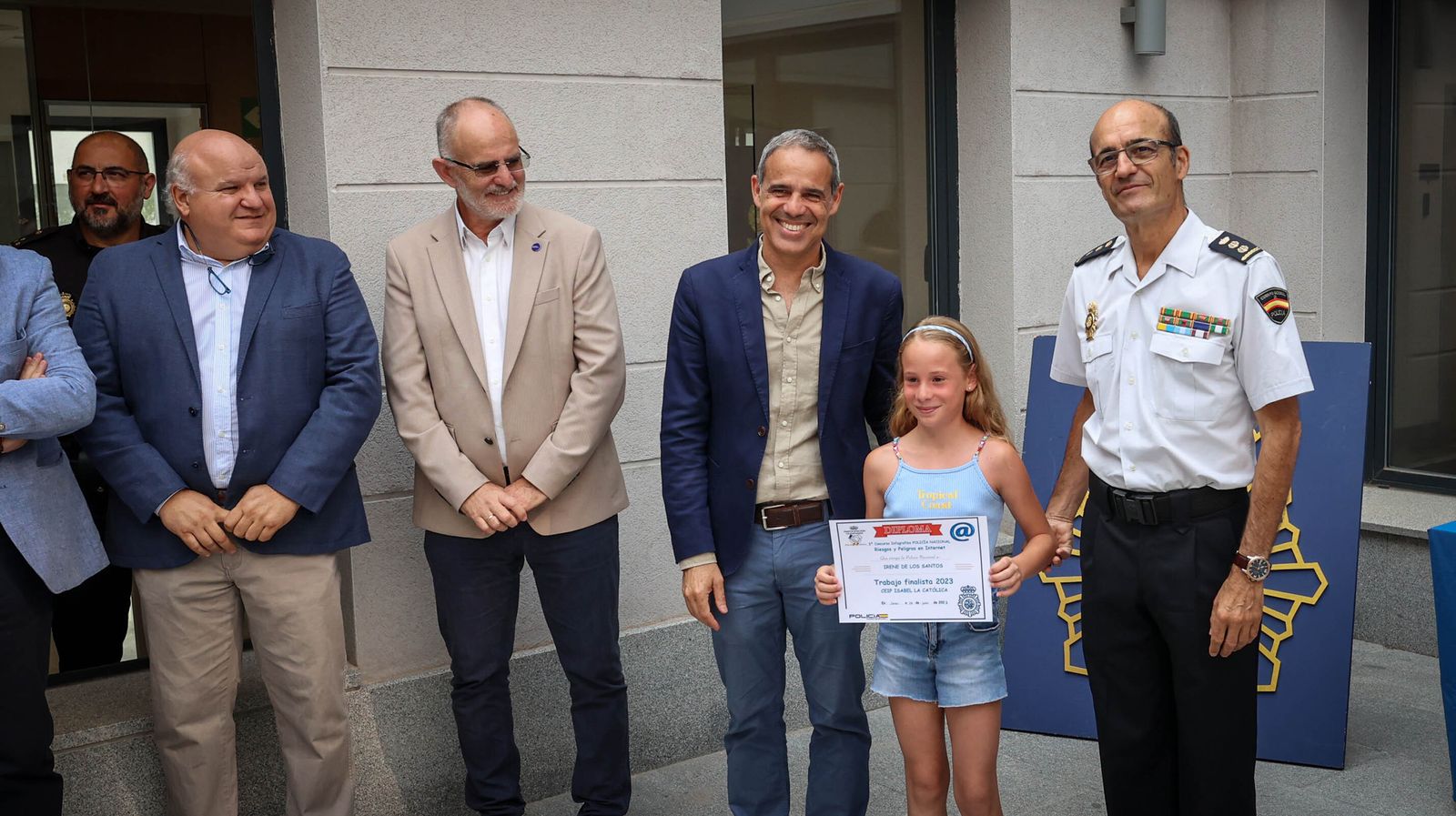 La policía entrega los 3º Premios de Infografías Sobre el Riesgo de Internet a escolares de Jerez