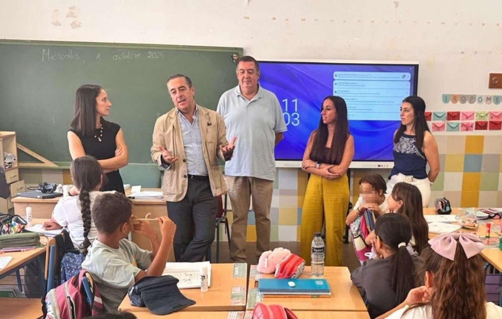 El delegado territorial de Desarrollo Educativo y Formación Profesional y de Universidad, Investigación e Innovación, Miguel Briones, durante su visita al CEIP Miguel de Cervantes.
