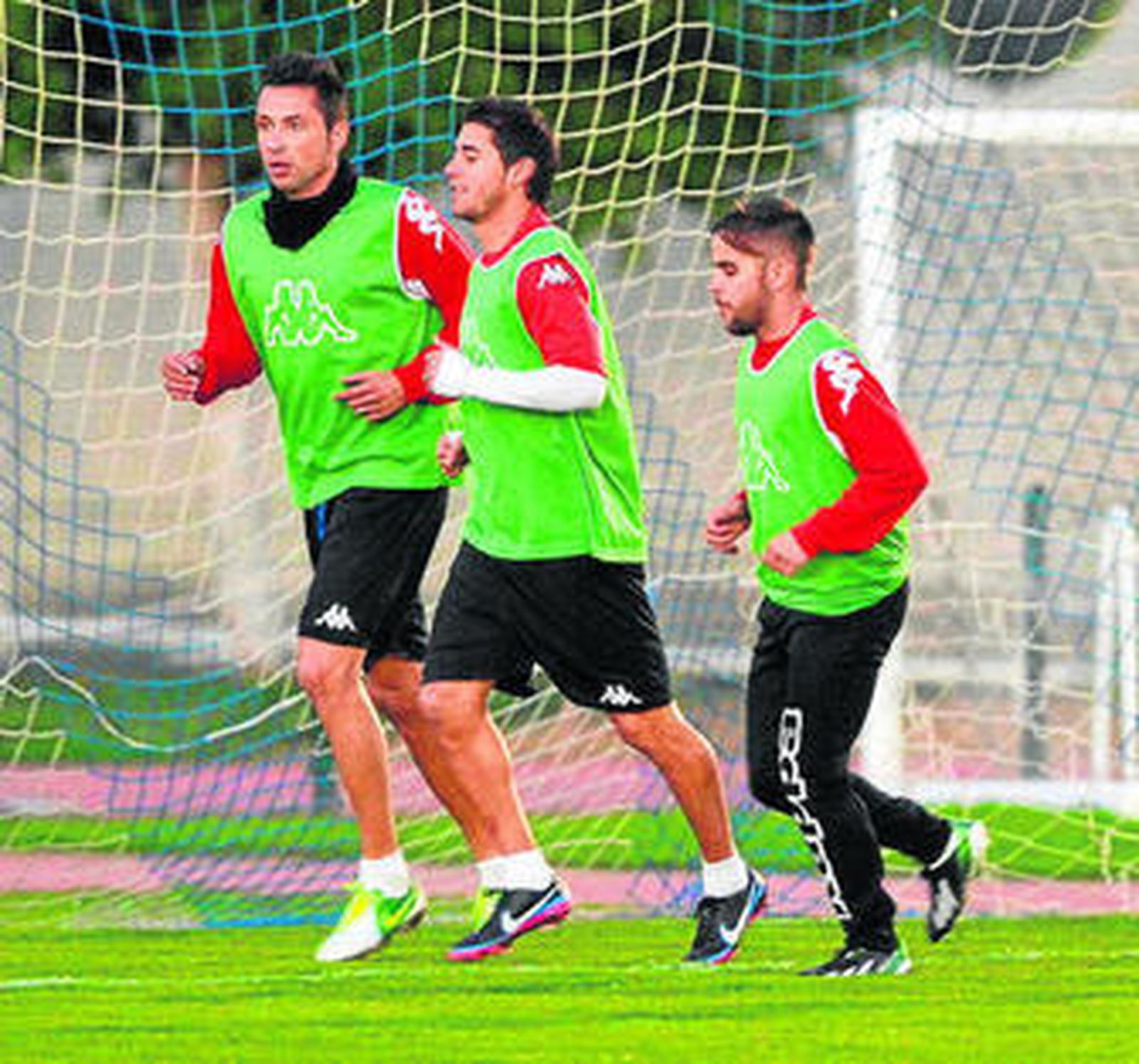 José Mari, corriendo junto a Maldonado y Adrián.