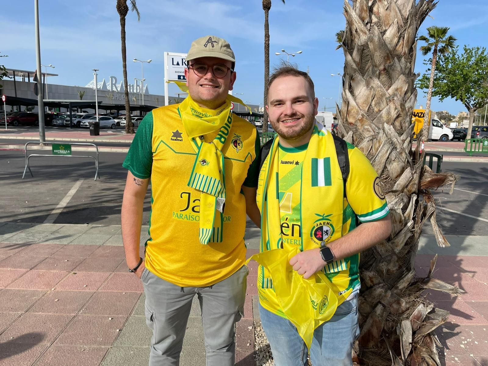 Fotogalería | La afición del Jaén Paraíso Interior FS tiñe Cartagena de amarillo