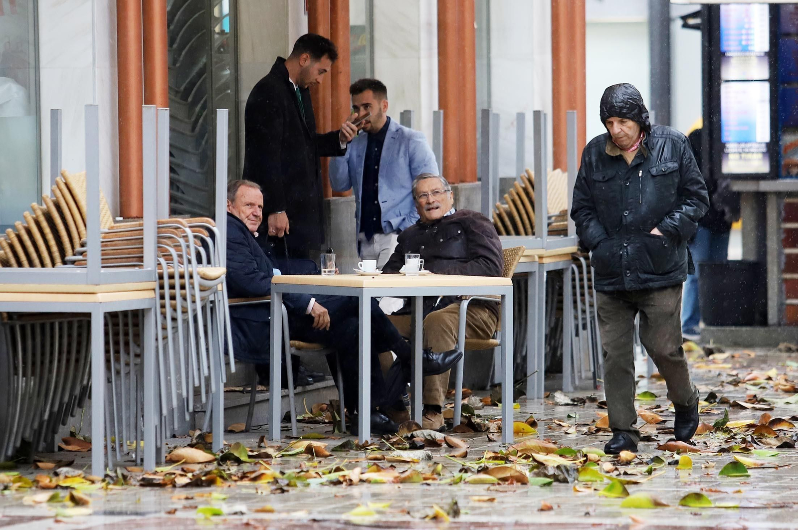 Día de lluvia, viento y frío en Huelva, en imágenes