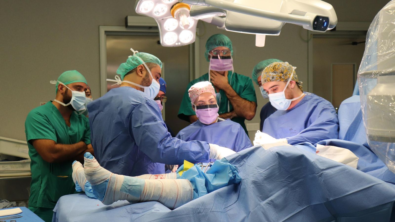 El equipo detrás de la innovadora ténica, en quirófano.