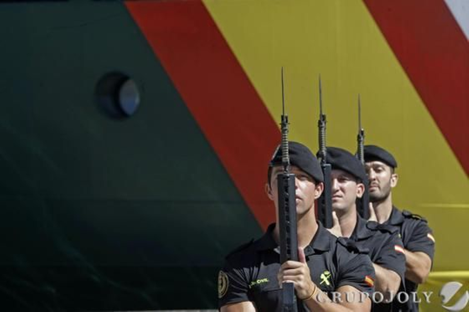 Don Juan Carlos muestra su apoyo a los pescadores y a la Guardia Civil por el trabajo que realizan./Erasmo Fenoy
