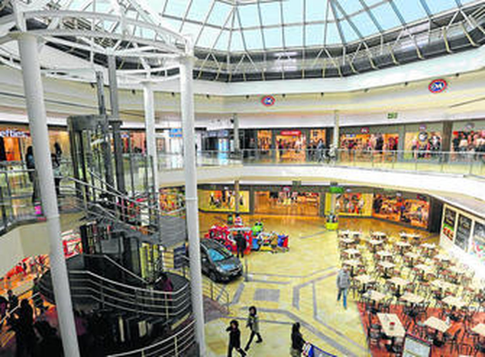Interior del centro comercial La Rosaleda.
