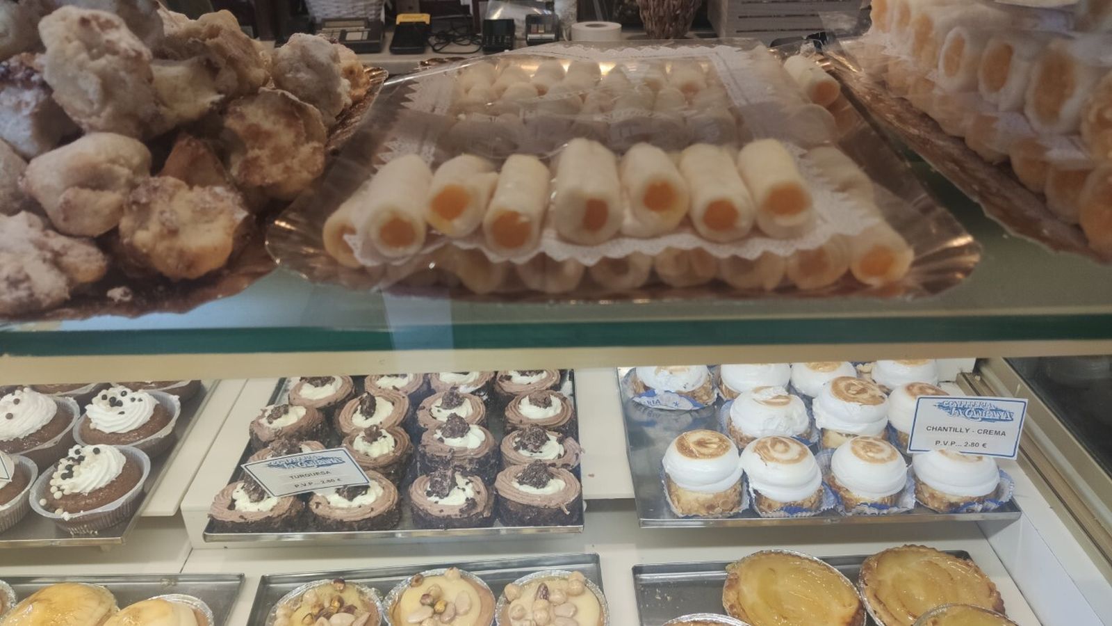 La vitrina de la confitería La Campana, repleta de huesos de santo y buñuelos.