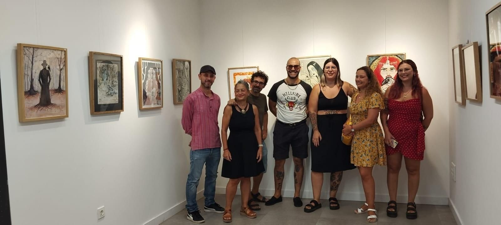 Eva Vidal con varios miembros del Colectivo en la apertura de la exposición en la Librería Picasso Cómic.