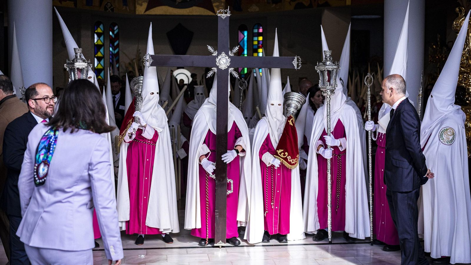 En imágenes,  El Prendimiento de San Fernando tuvo que volverse a su templo entre lágrimas y lluvia