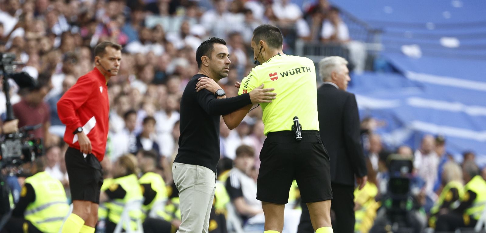 Sánchez Martínez se dirige a Xavi en un momento del Real Madrid-Barcelona.