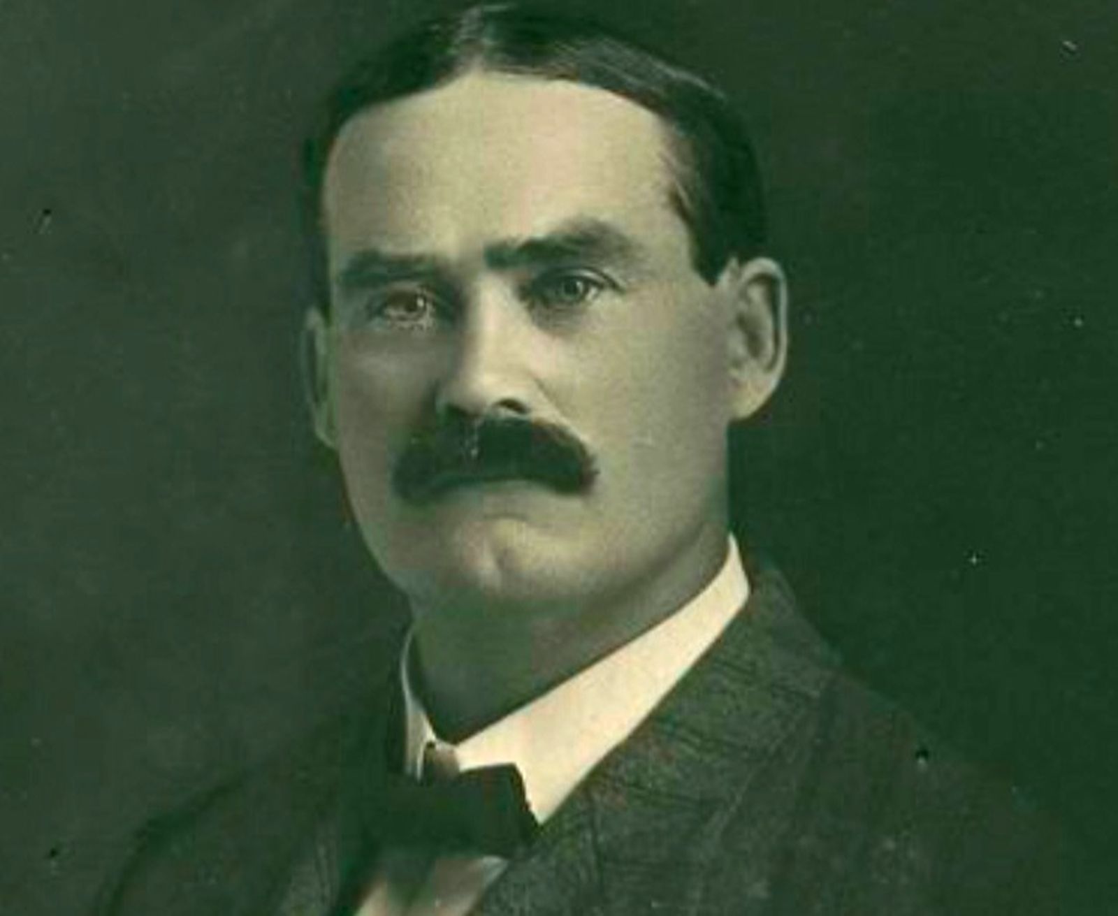 Retrato de James Naismith, inventor de baloncesto, en una imagen captada a finales del siglo XIX poco después de su implementar su nuevo deporte