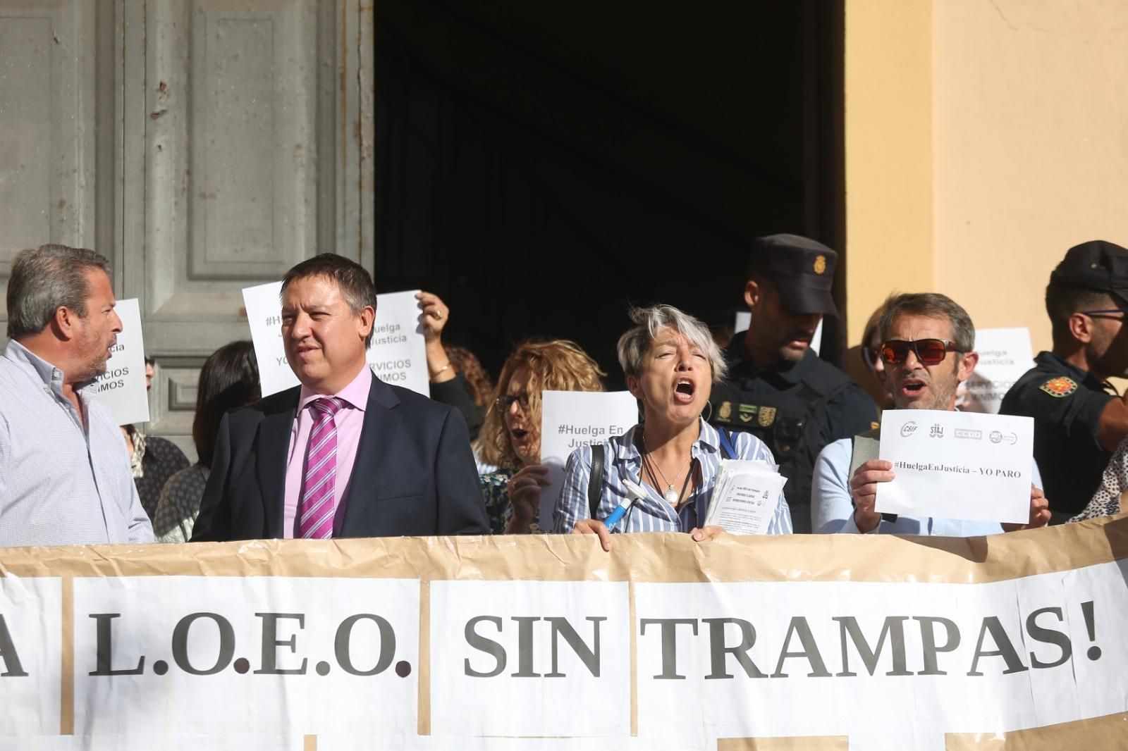 El magistrado Alberto Ruiz (con corbata), este lunes, en la protesta de los funcionarios de Justicia en Algeciras, ante la sede de la Audiencia de Cádiz.