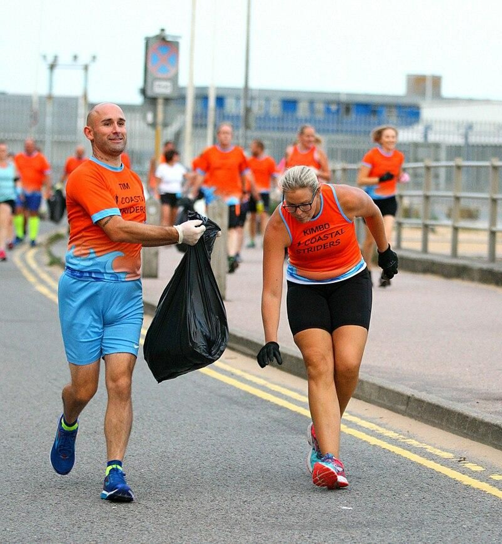 Una pareja practicando plogging en Inglaterra.