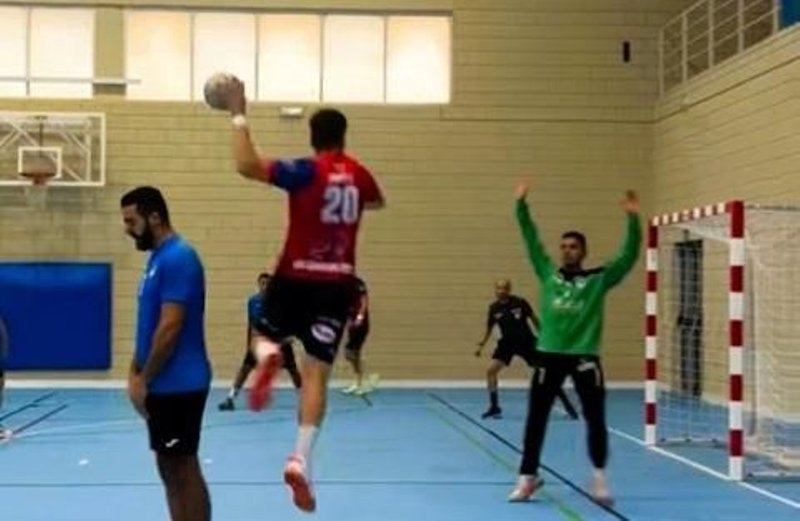 Un jugador canterano-sureño realiza un disparo durante un encuentro de la presente temporada en casa.