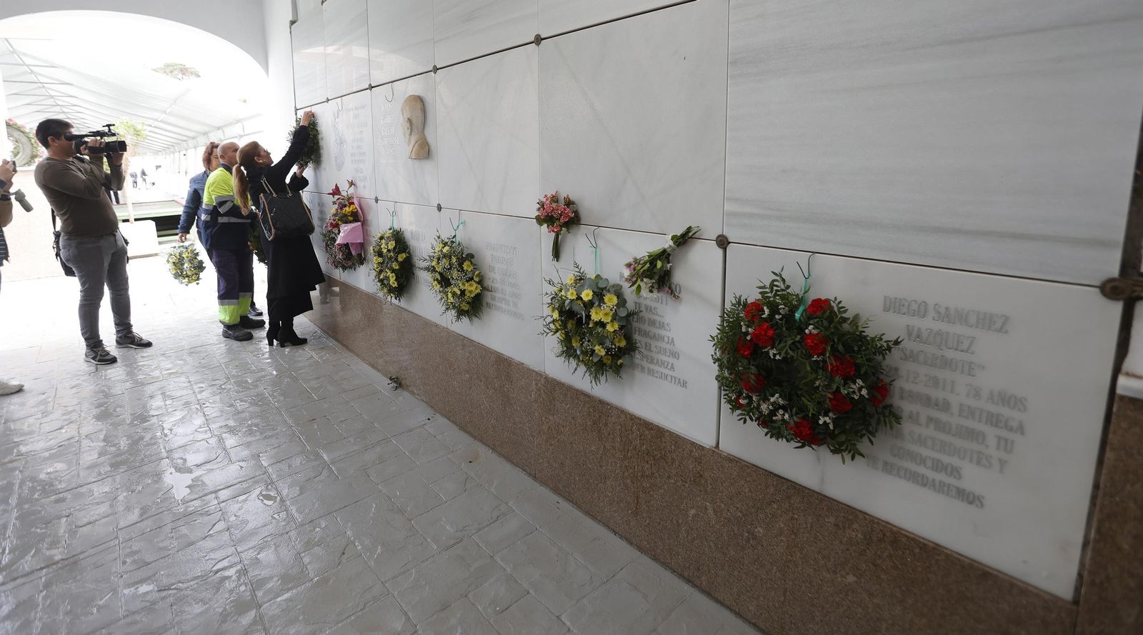 Fotos del Día de Todos Los Santos en el cementerio de La Línea