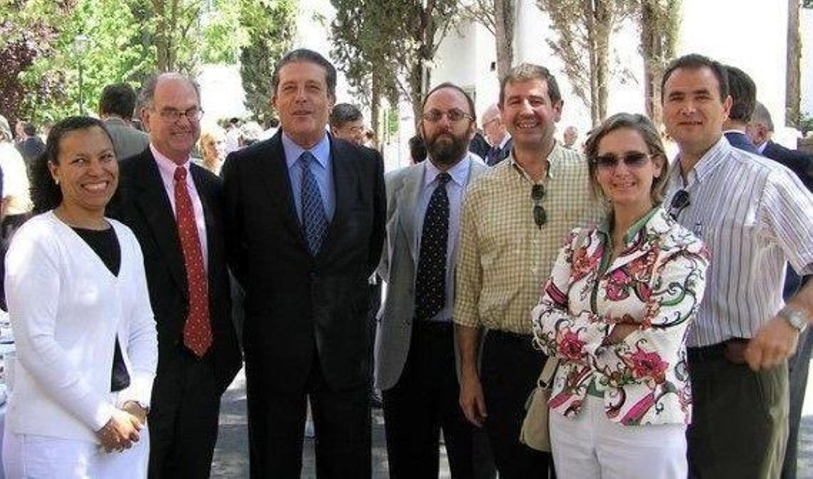 Federico Mayor Zaragoza junto a investigadores de la EEZ-CSIC en su visita con motivo del 50 aniversario del centro