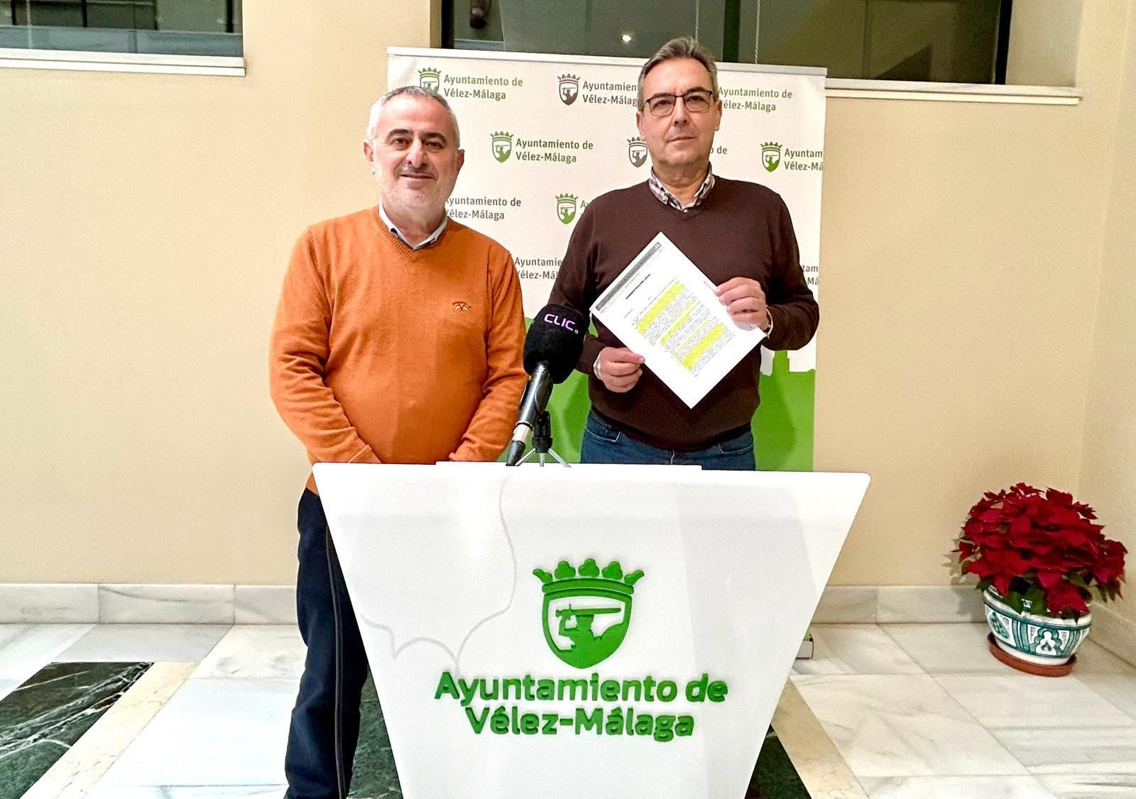 El teniente de alcalde de Almayate, Cajiz y Valle-Niza, Jesús María Claros, y el concejal de Patrimonio, Manuel Gutiérrez