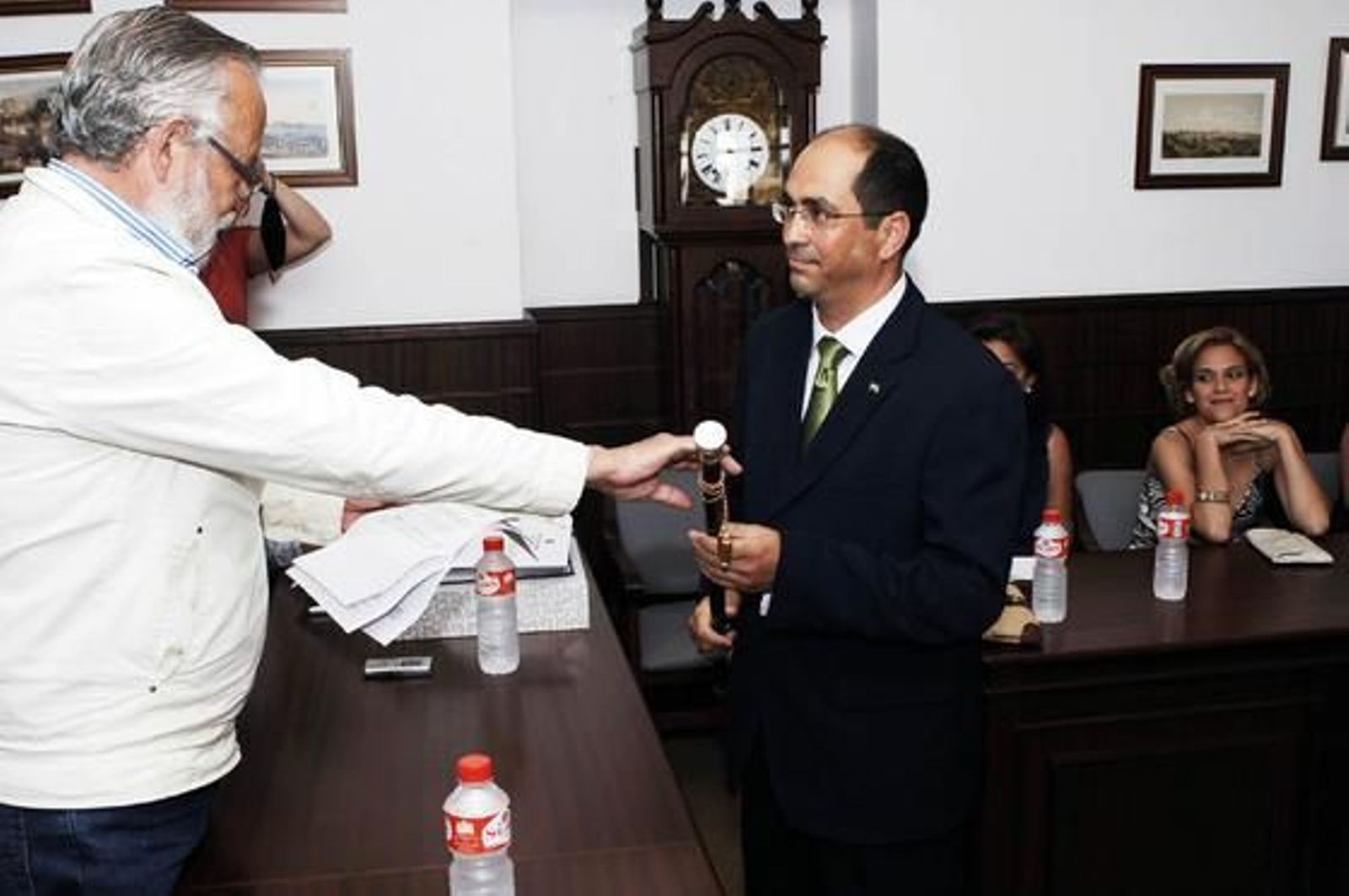 El nuevo alcalde de Villamartín, Juan Luis Morales (PA), recibe el bastón de mando en la sesión plenaria.

Foto: Ramon Aguilar