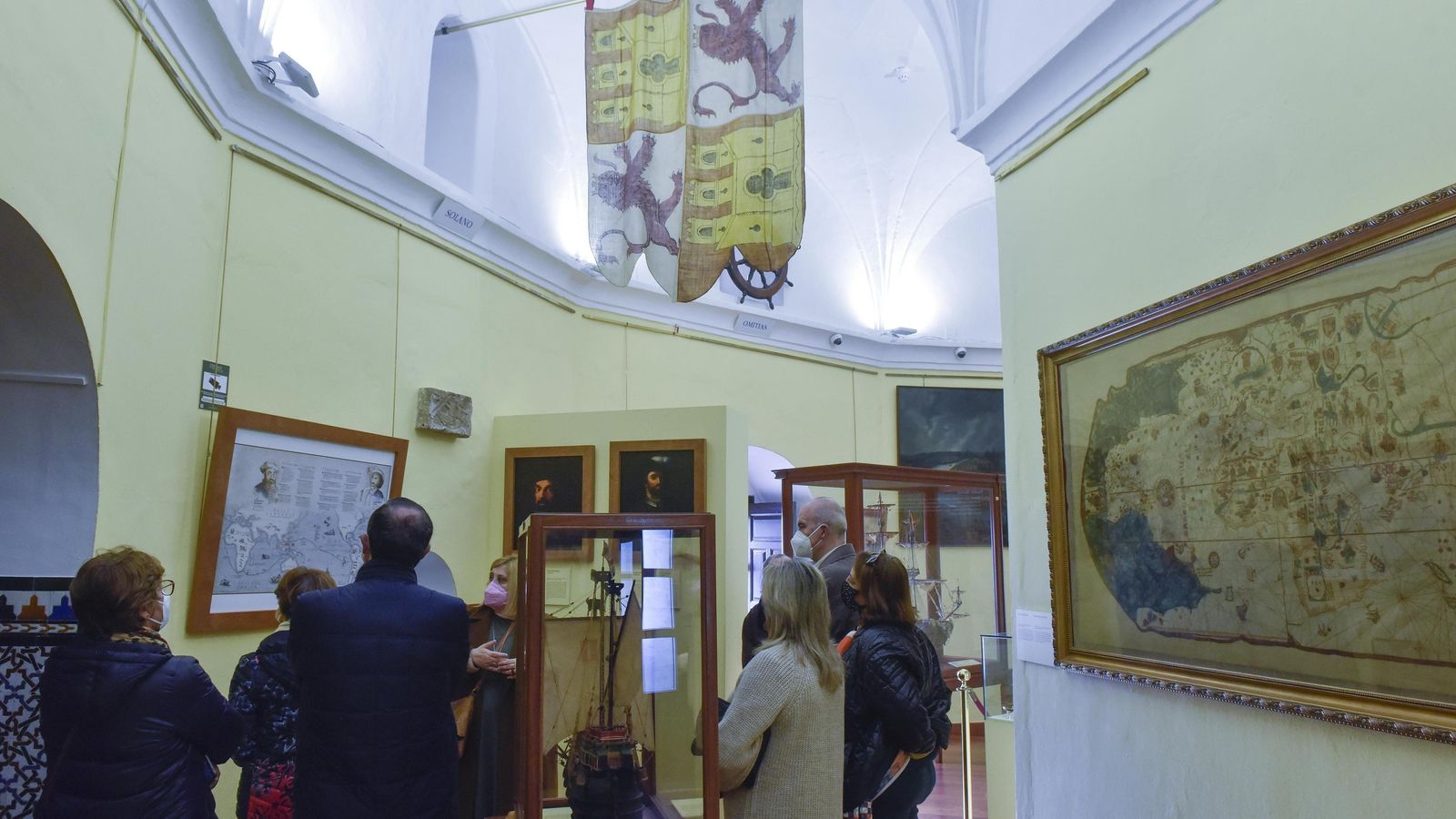 Un grupo recorre una de las plantas del museo de la Torre del Oro.