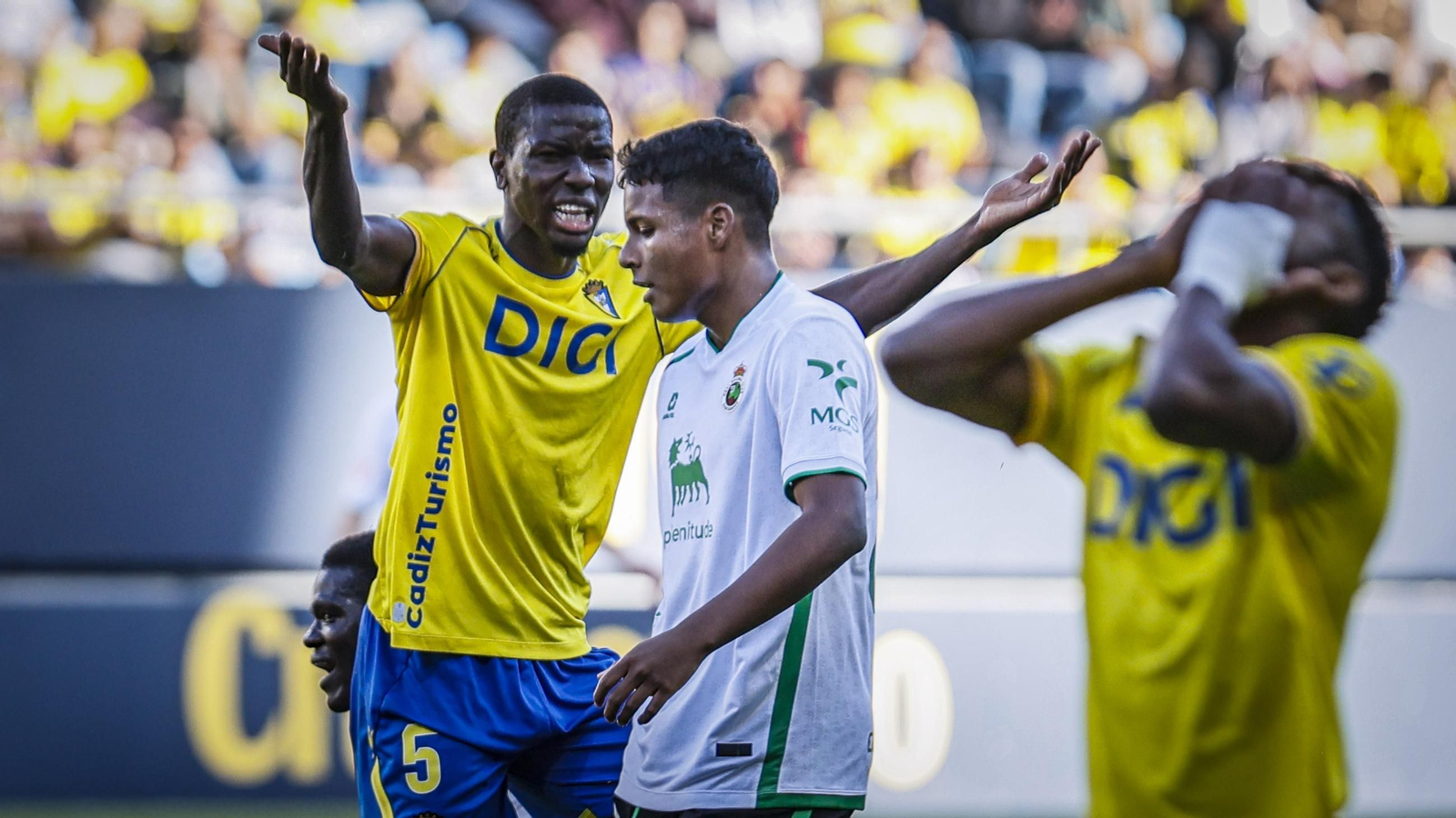 Búscate entre las imágenes del partido de fútbol Cádiz CF - Racing de Santander