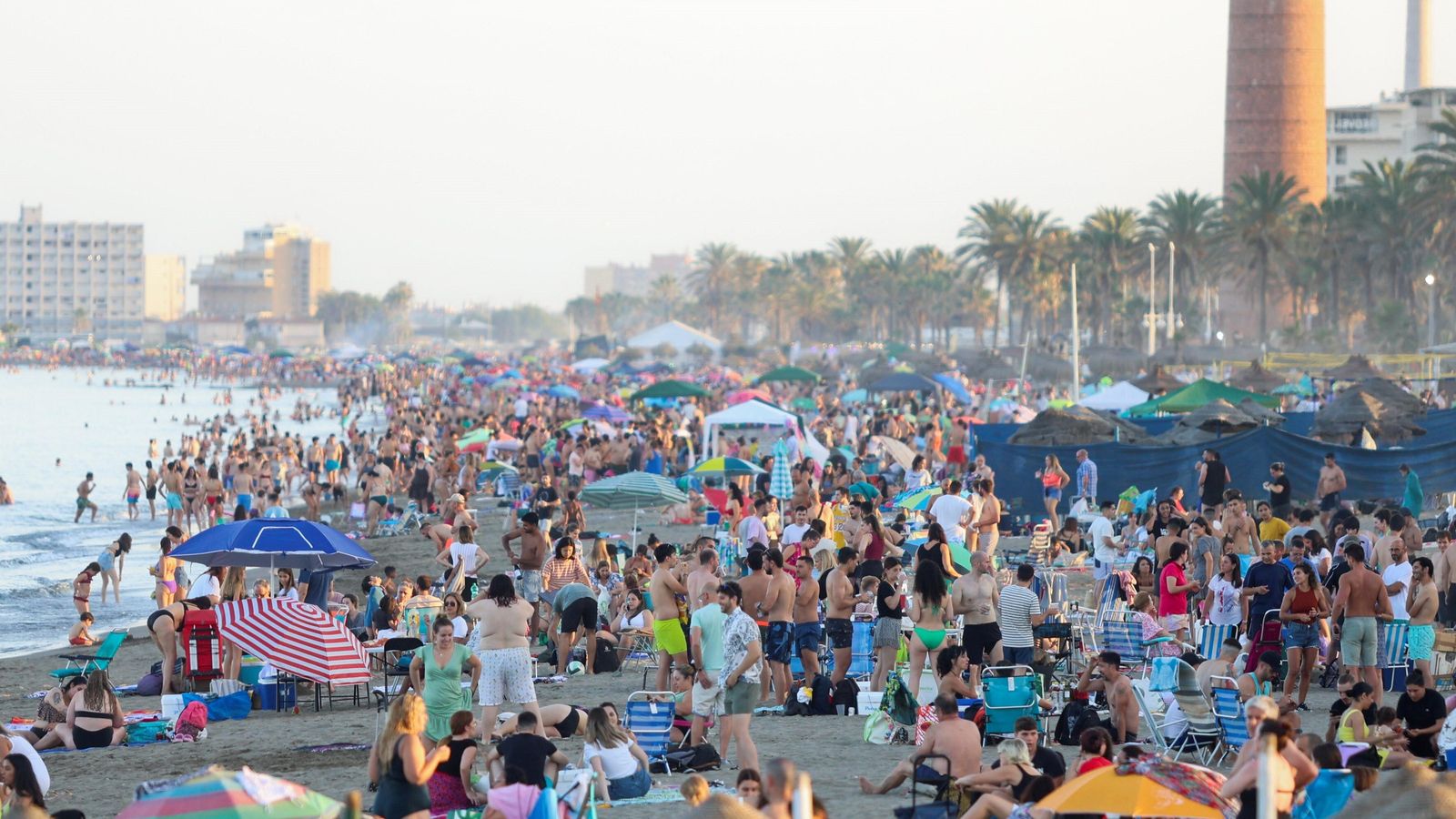 Las playas de Huelin y La Misericordia llenas a última hora de la tarde.