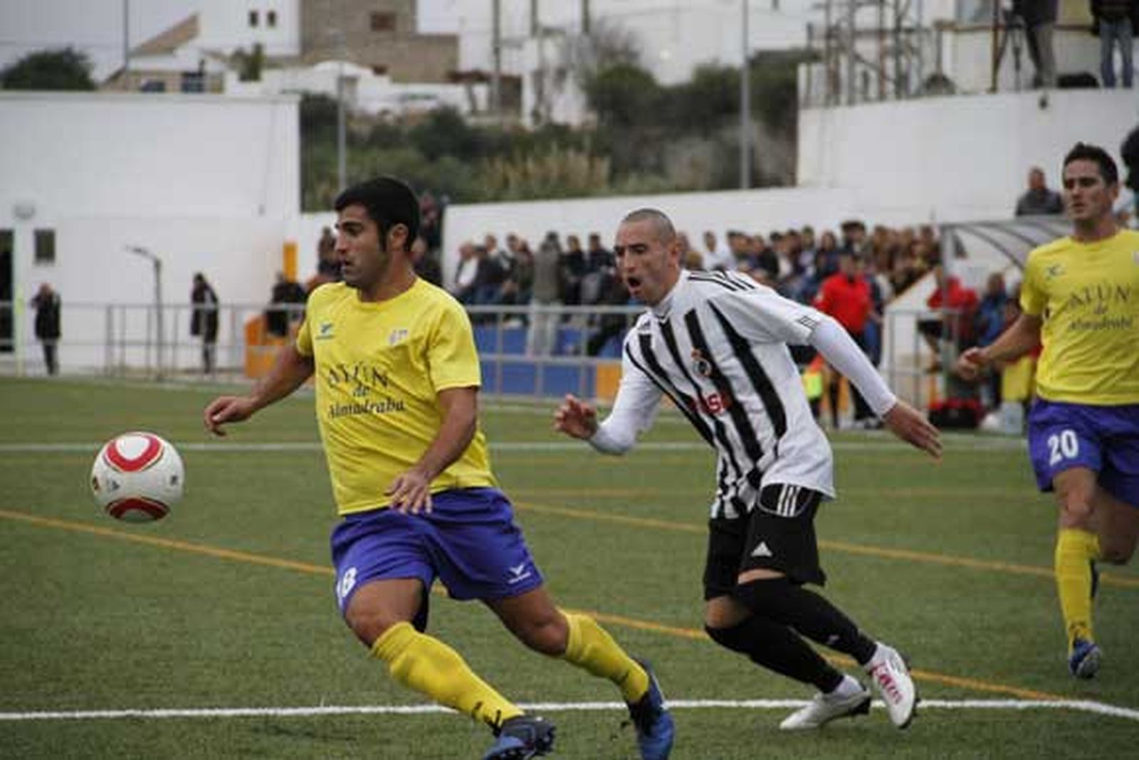 La Balompédica empata en Conil y no logra alcanzar la primera plaza, a tiro tras el tropiezo del Pozoblanco./Fotos: Aragón Pina

Foto: Aragon Pina