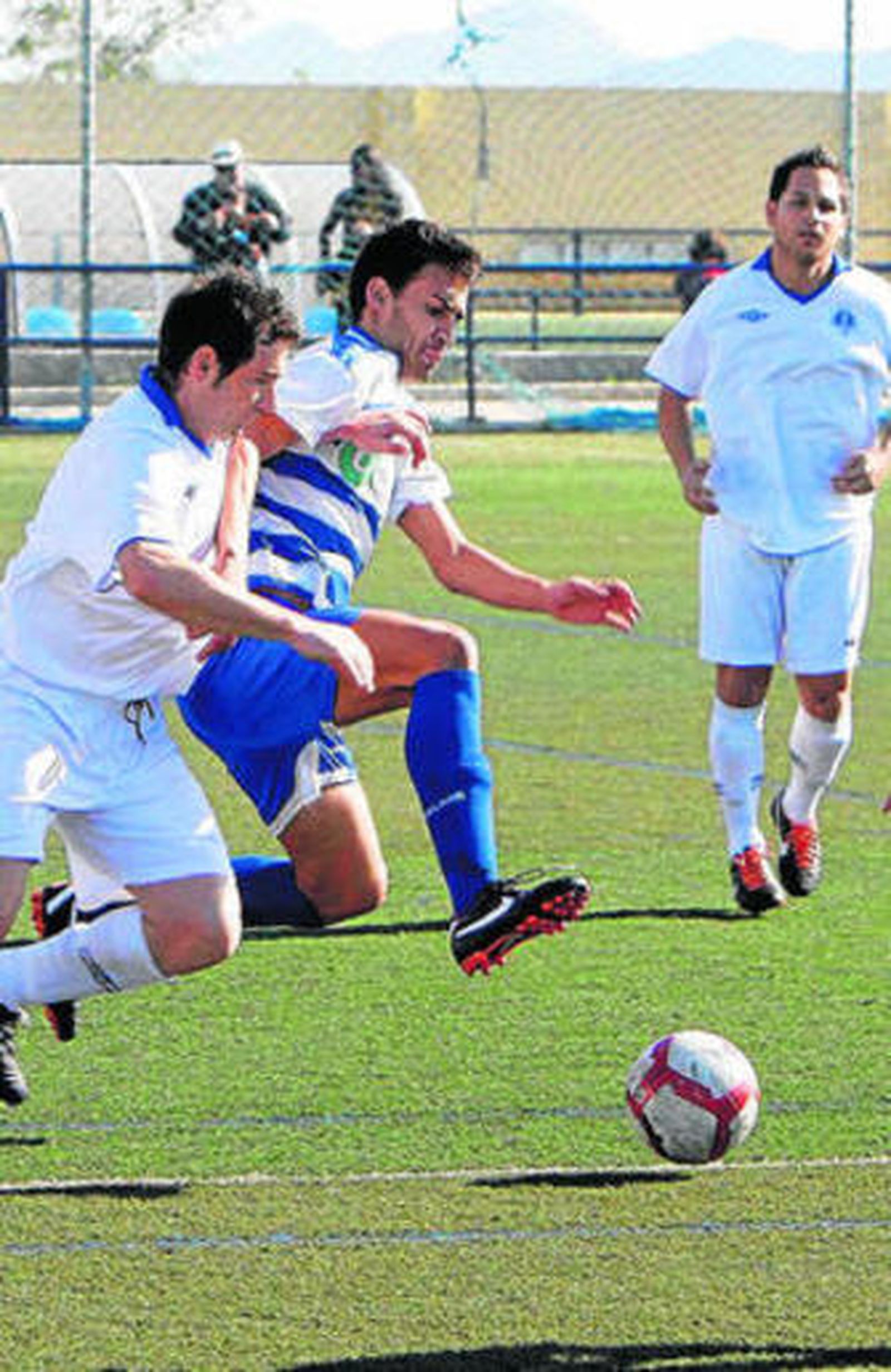 El molinero Sorroche lucha por el esférico ante un españolista.