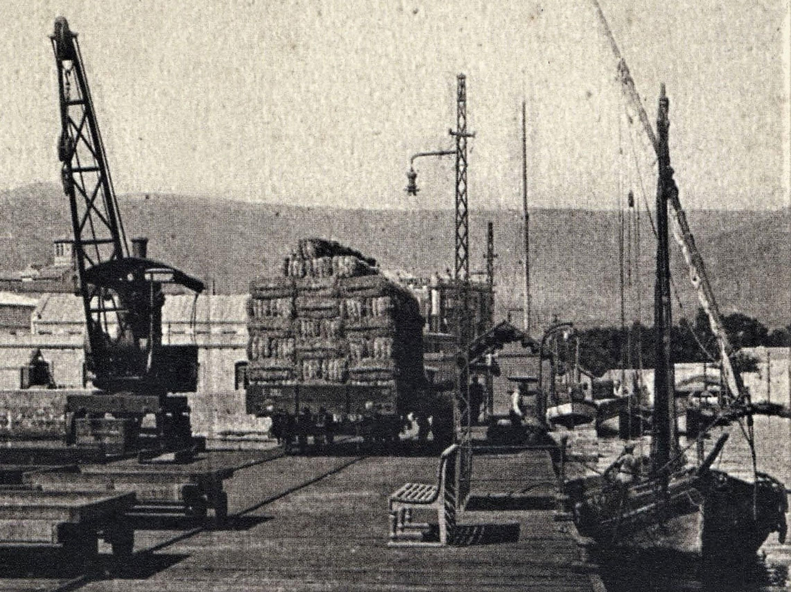 Carga de corcho en el muelle algecireño. Carga de corcho en el muelle algecireño.