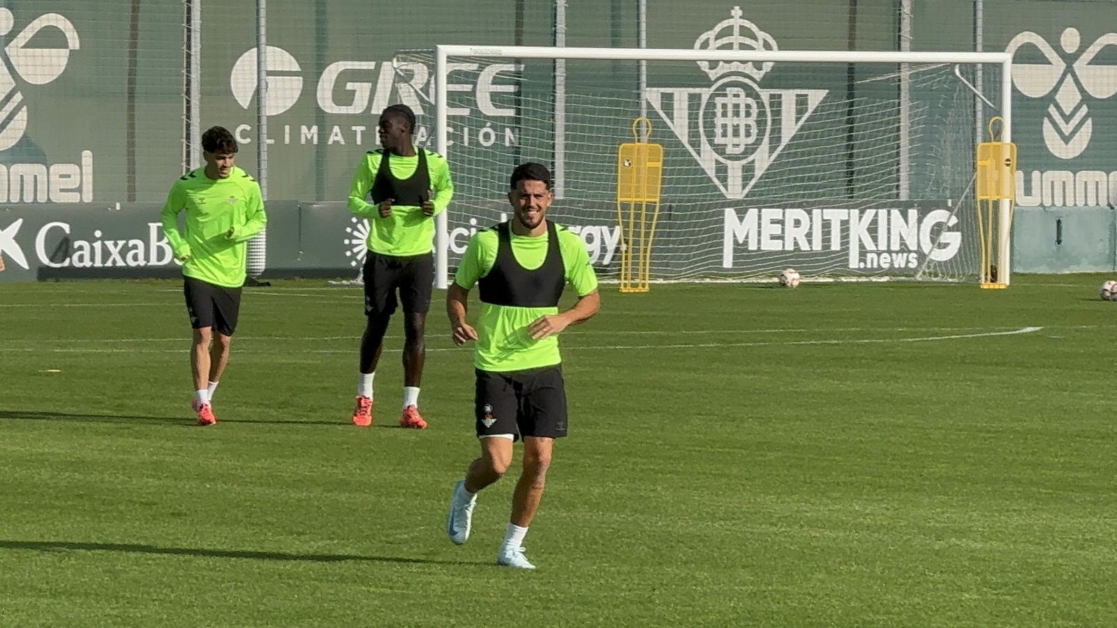 Pablo Fornals vuelve con el grupo junto a Johnny Cardoso