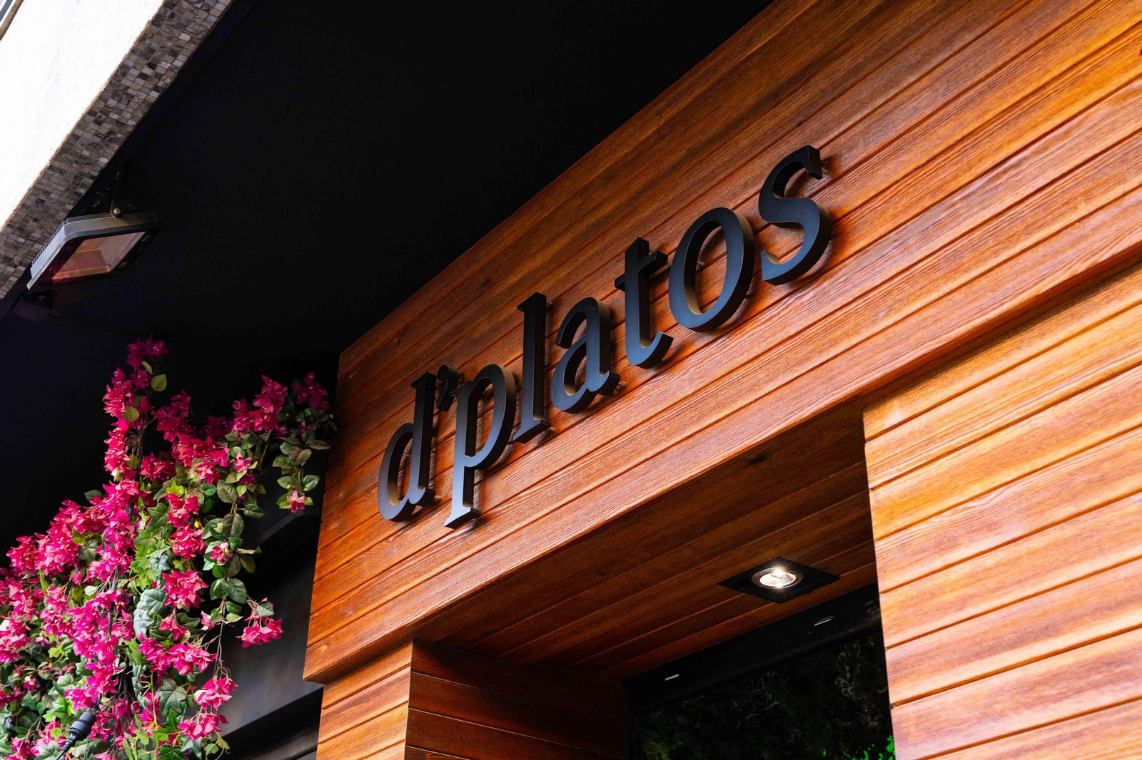 El restaurante granadino se prepara para iniciar septiembre con una gran variedad de tapas caseras.