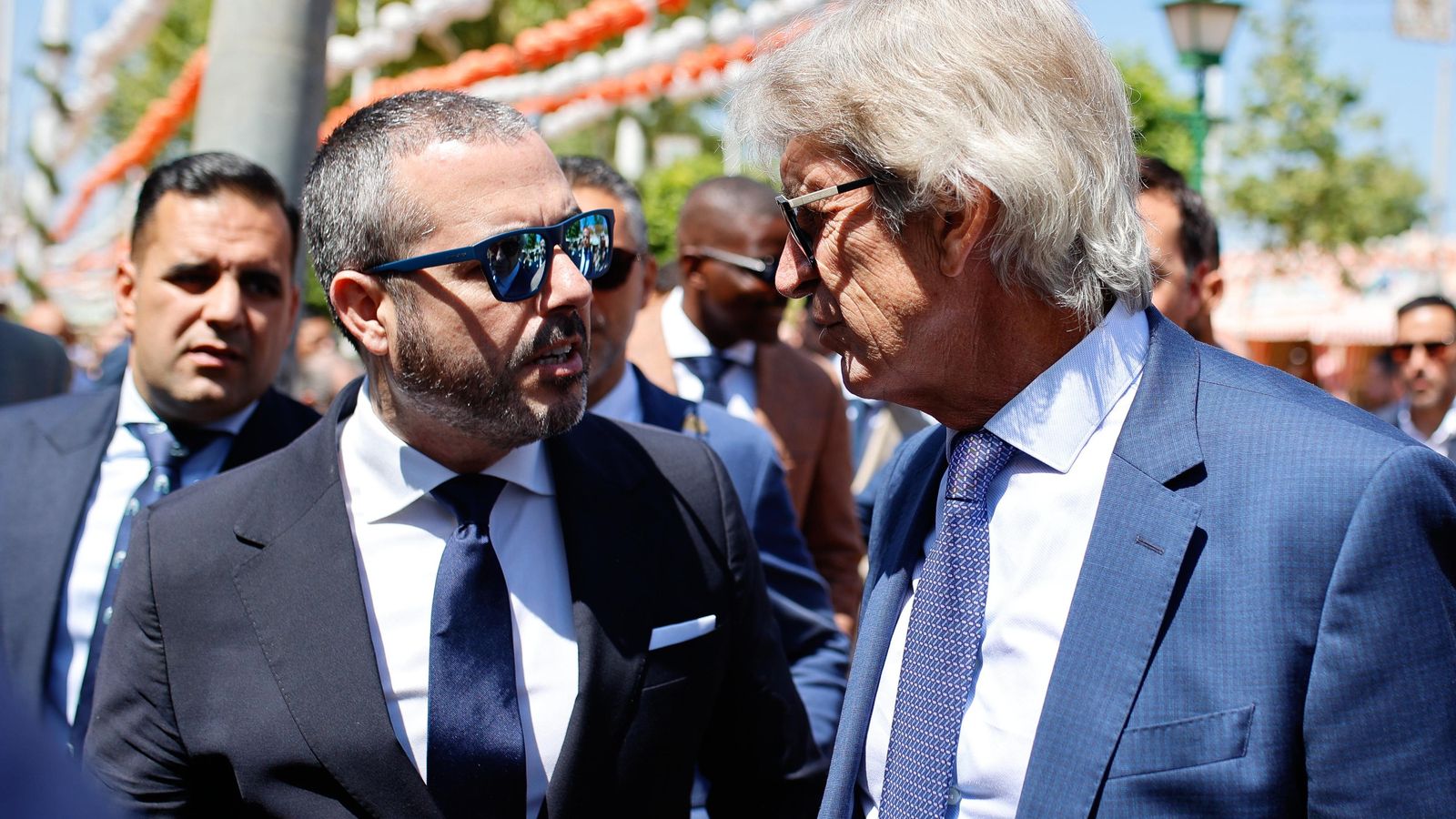 Pellegrini dialoga con el director de comunicación del Betis a la entrada de la caseta.