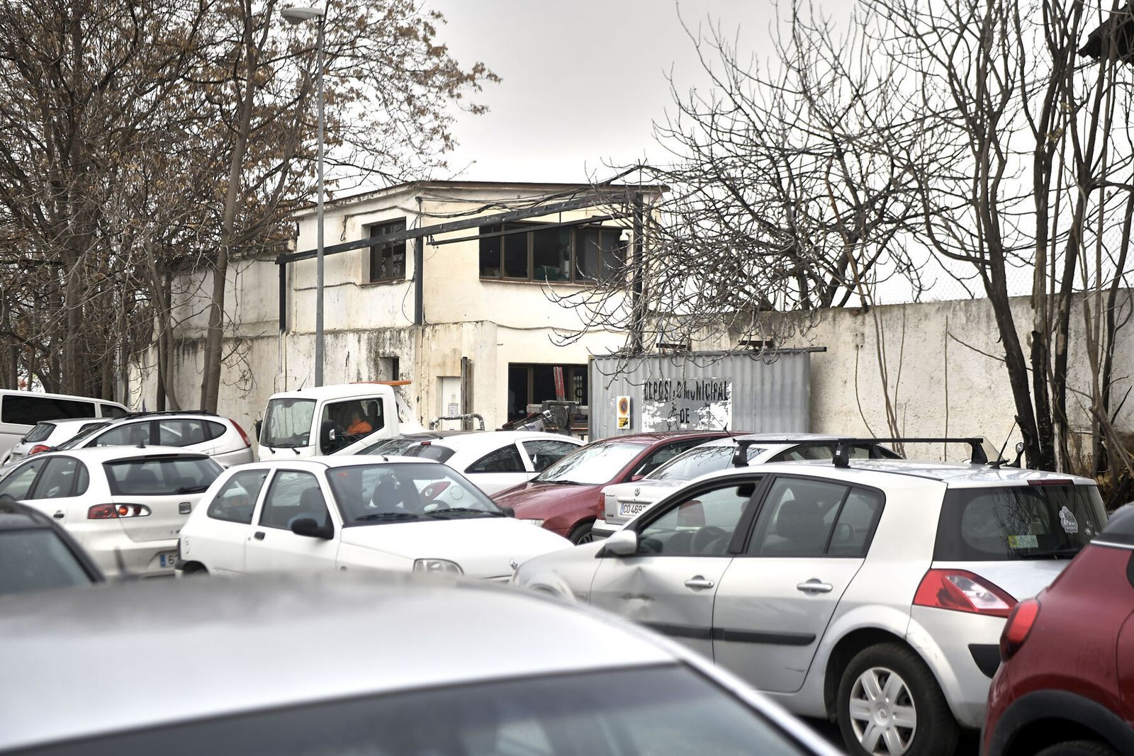 Depósito de la grúa junto al camino de Purchil.