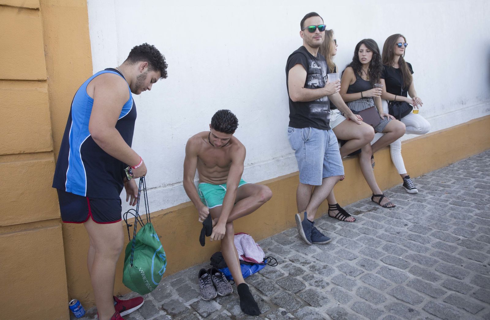 La cucaña de la Velá de Triana, en imágenes