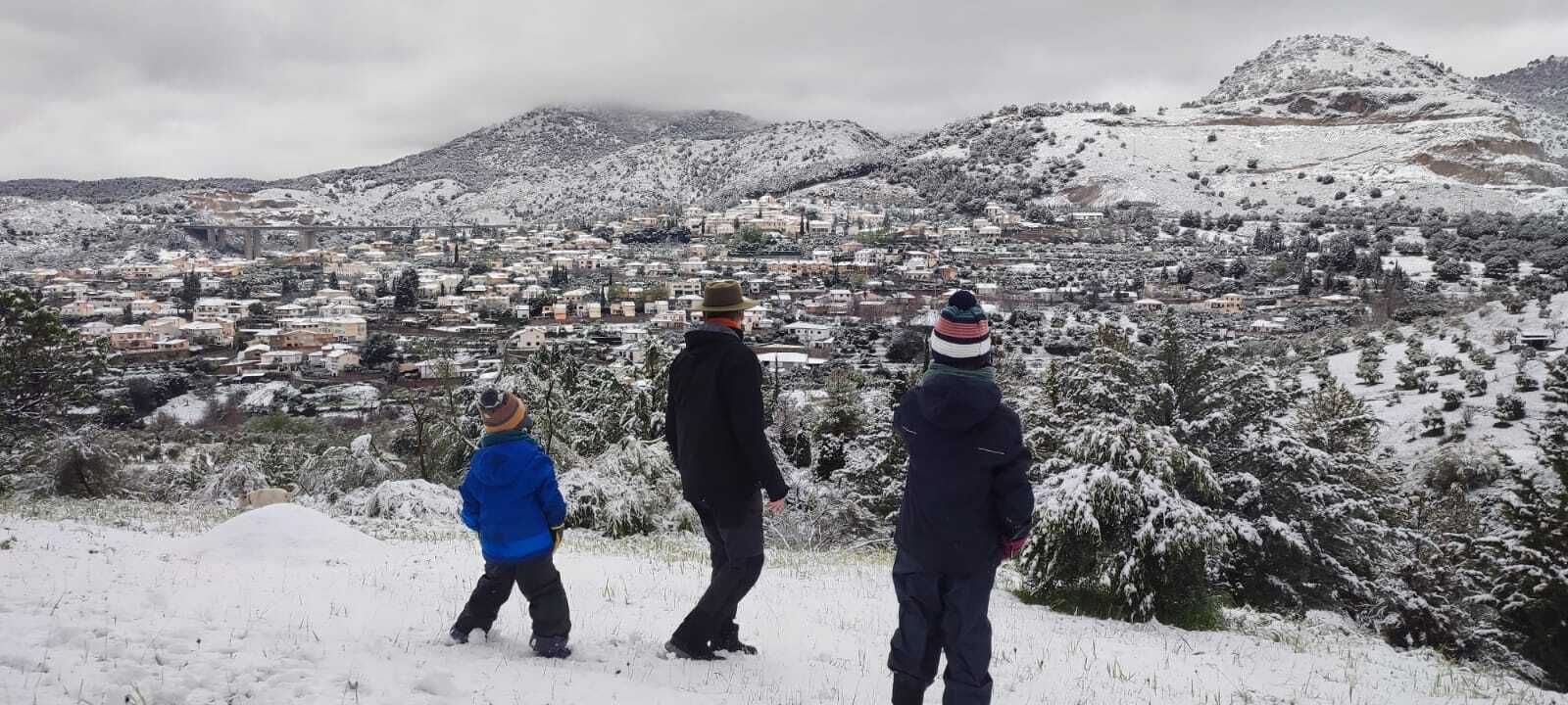 Granada despide la Semana Santa cubierta de nieve