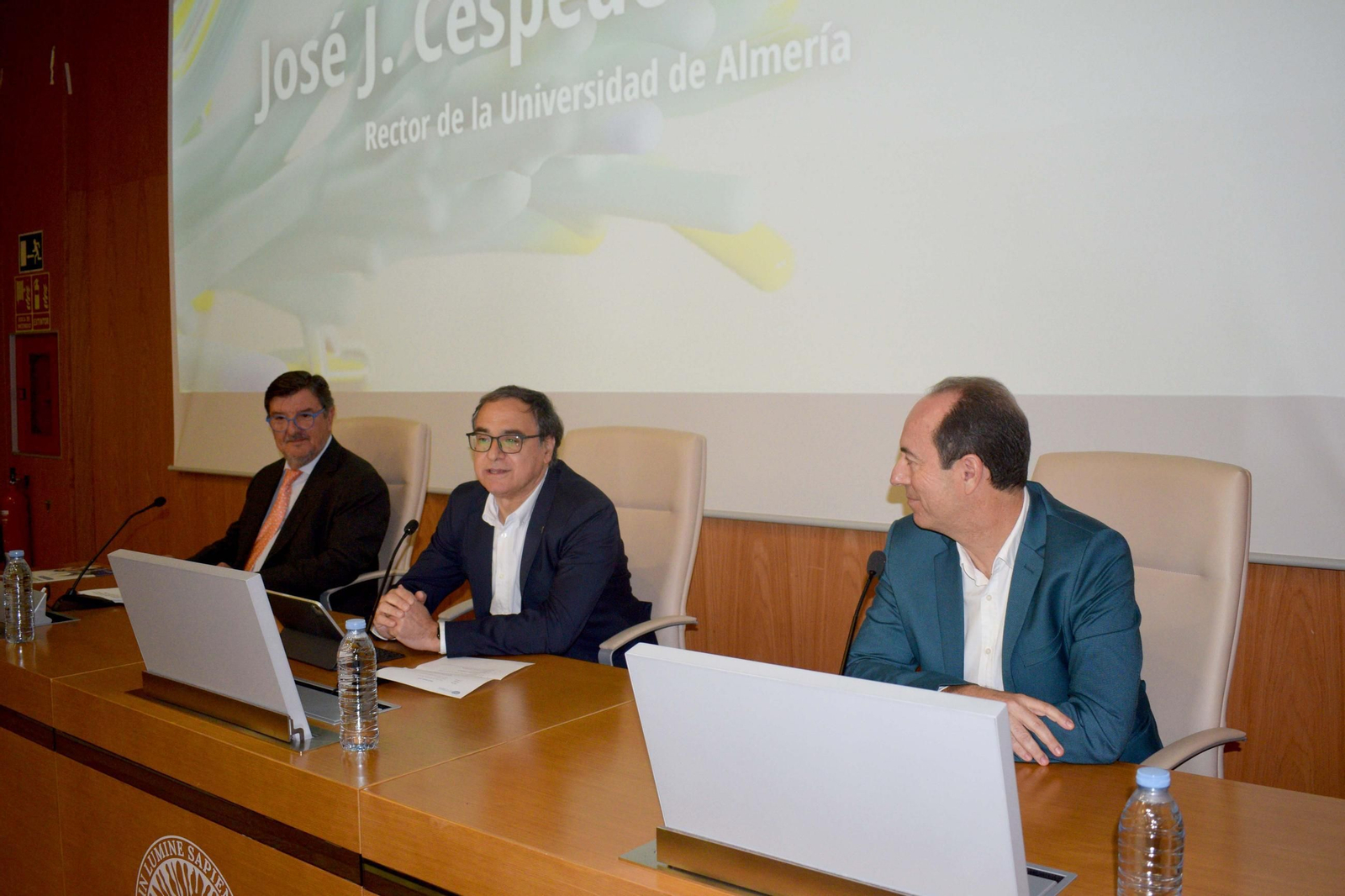 El rector de la UAL, José Céspedes, el presidente de Asempal, Cecilio Peregrín, y José Luis Estrella, del Consejo Social, durante la Jornada de i+E.