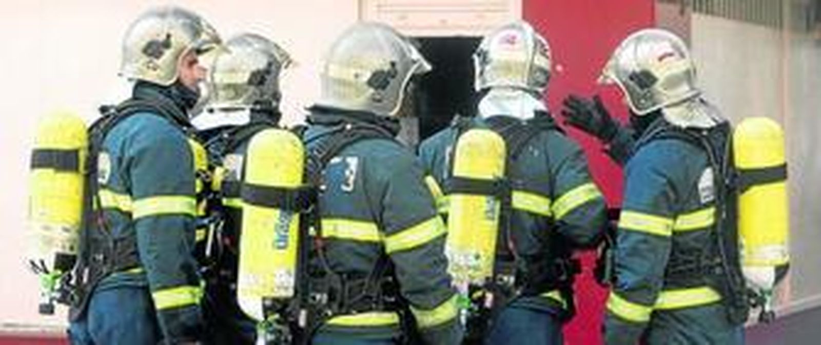 Un grupo de bomberos del Parque de Cádiz, en plena actuación.