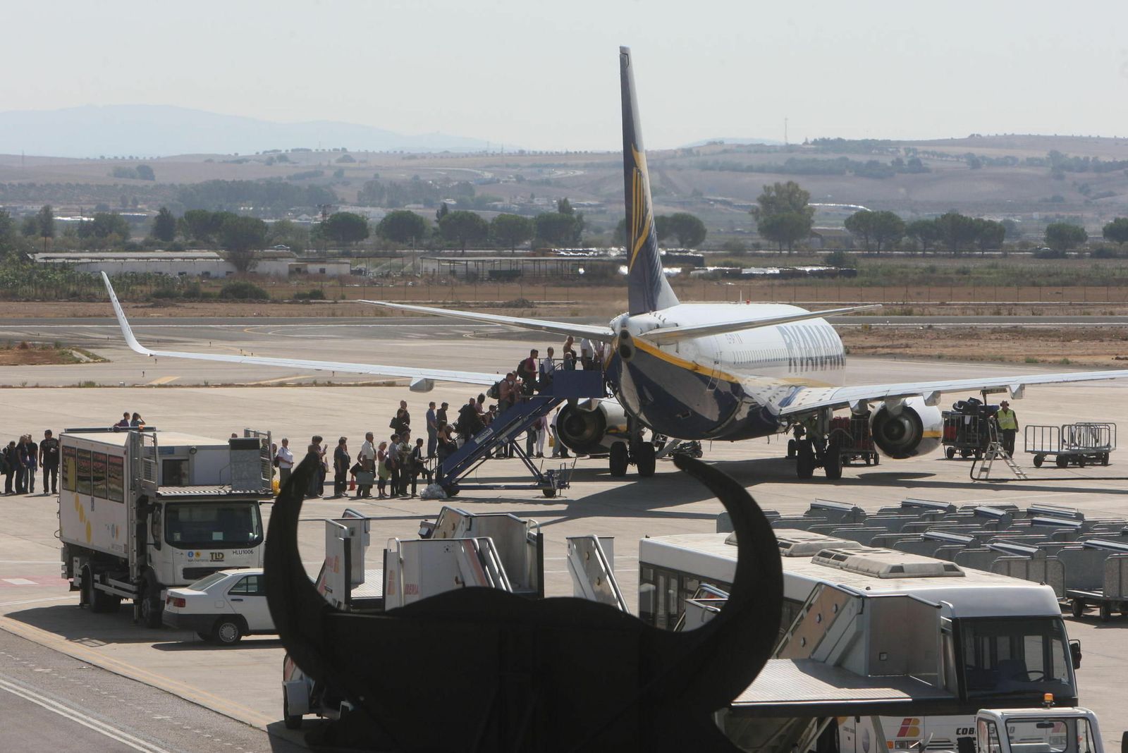 Un grupo de pasajeros suben a un avión de Ryanair en el Aeropuerto de Jerez.