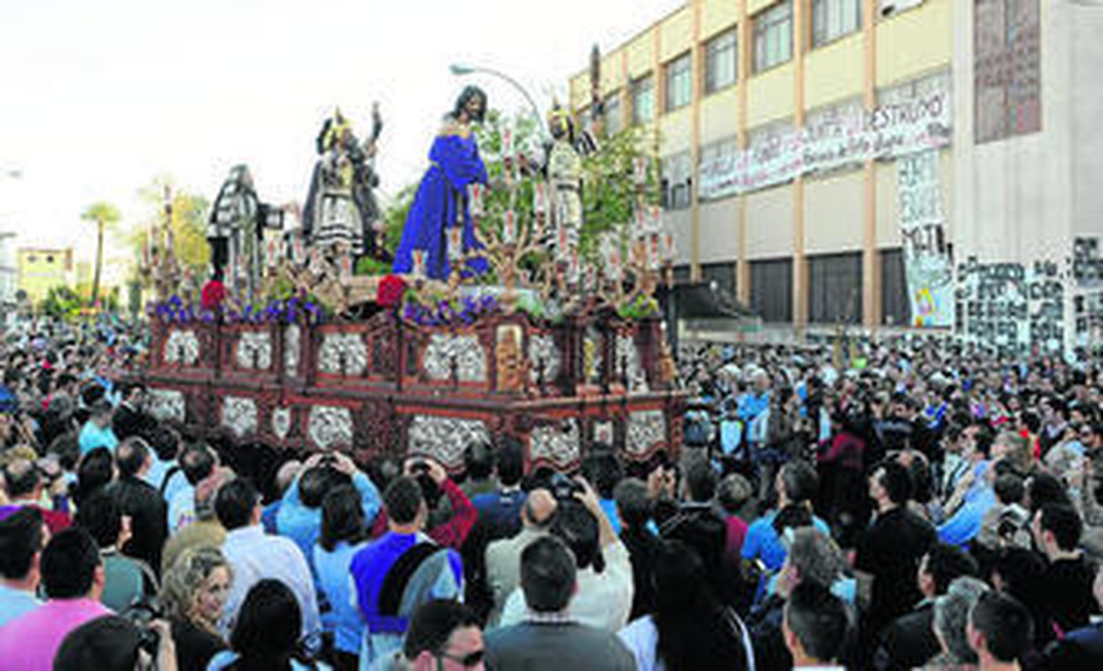 El paso de misterio del Señor de la Esperanza en el Puente del Cedrón.