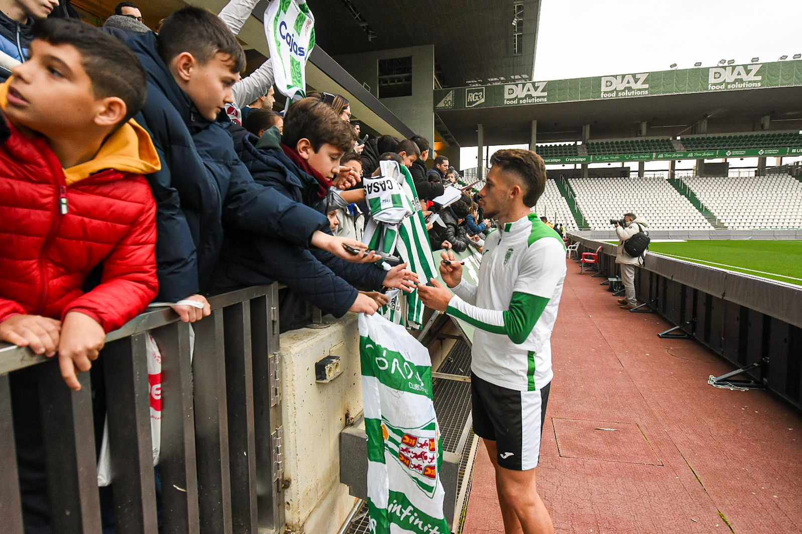 El Córdoba CF se deja querer por su afición en el Día de Año Nuevo: las fotos del entrenamiento de puertas abiertas