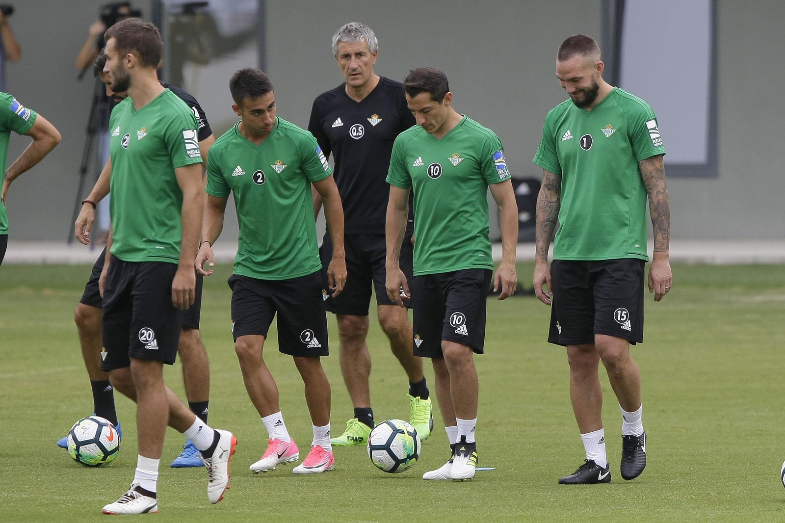 Quique Setién observa a Rafa Navarro y Guardado en un entrenamiento.