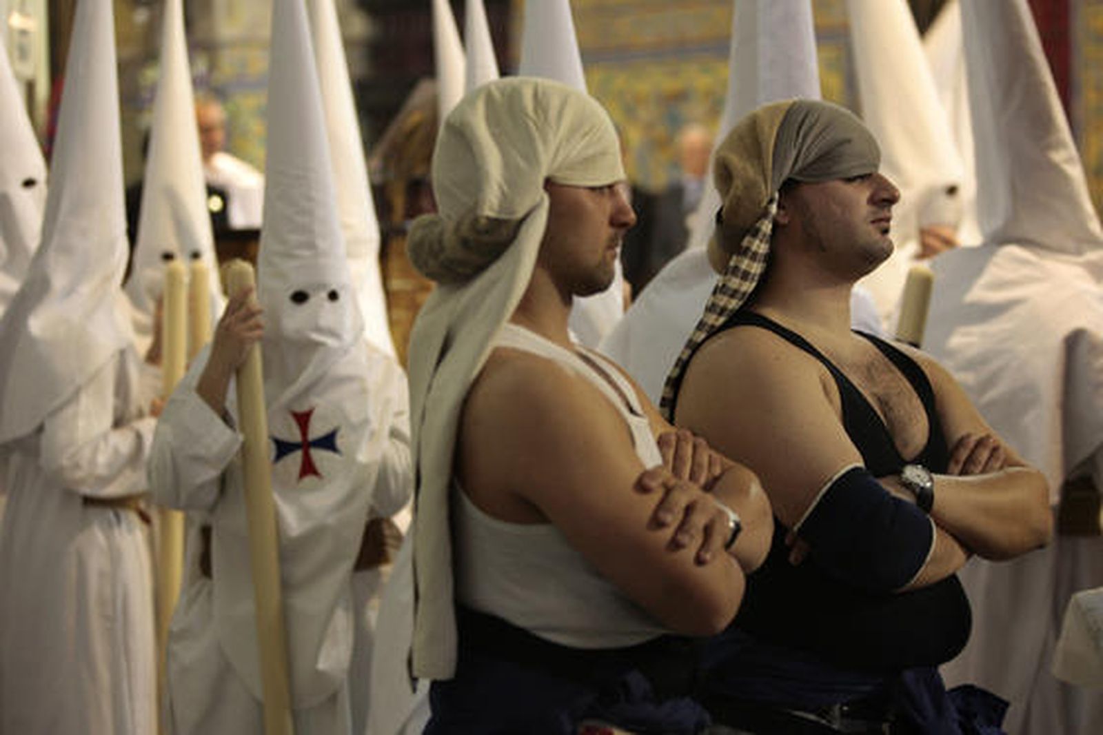 Nuestro Padre Jesús ante Anás y María Santísima del Dulce Nombre salen de San Lorenzo para realizar su Estación de Penitencia. 

Foto: Juan Carlos Muñoz