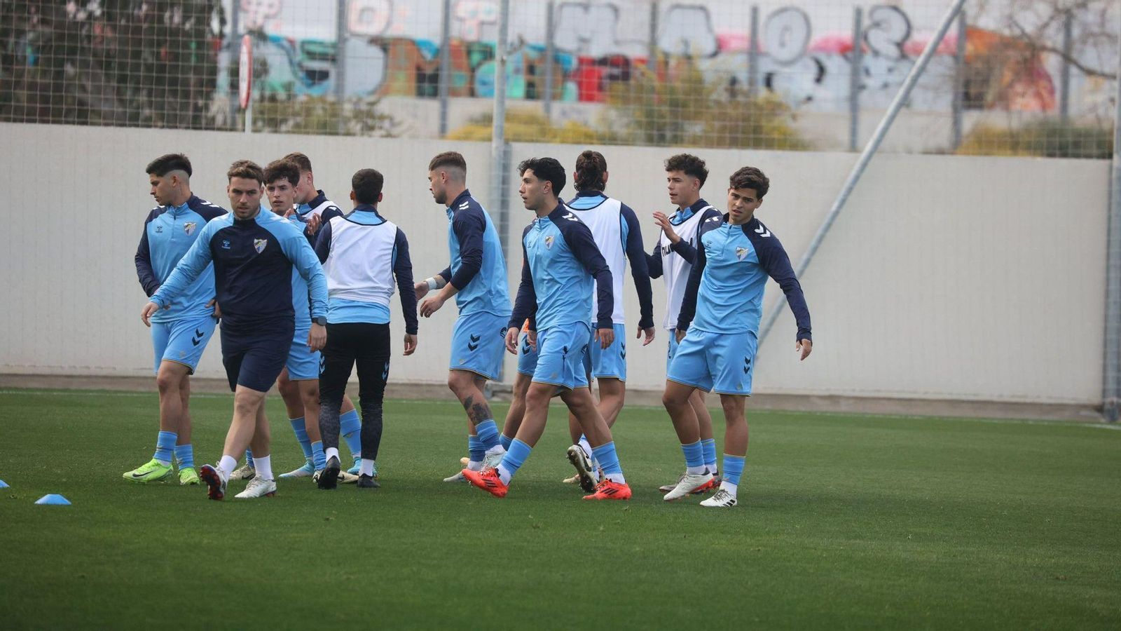Alejandro Valcarce junto al grupo en el calentamiento previo al encuentro