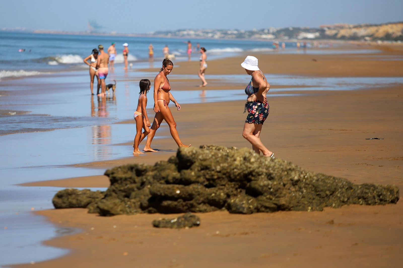 Bañistas se refrescan en las playas de Huelva